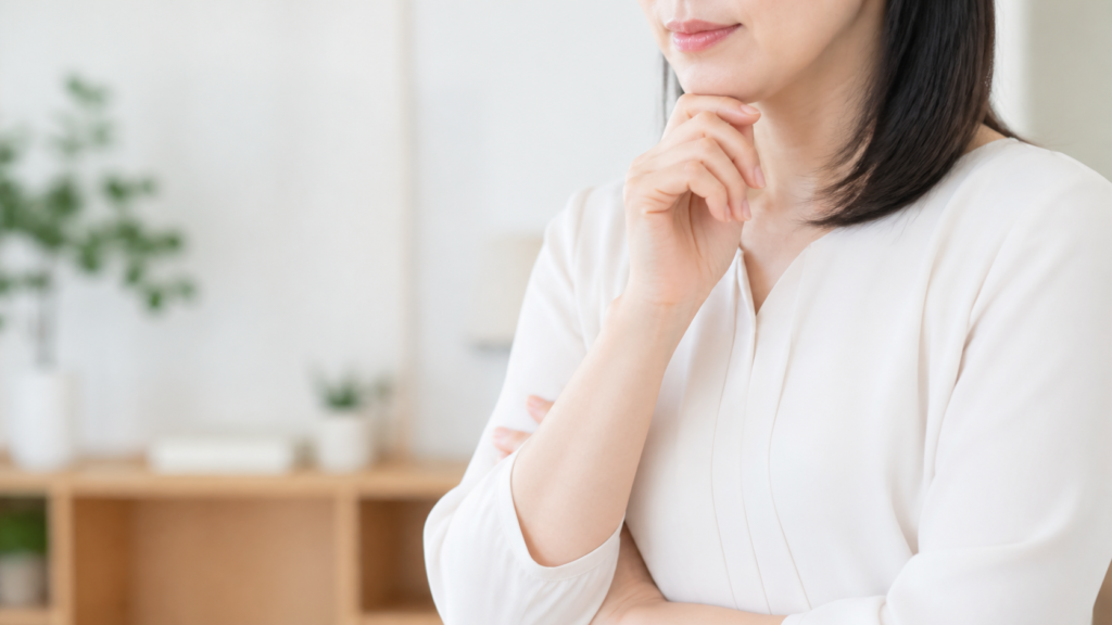 考え事をしている女性